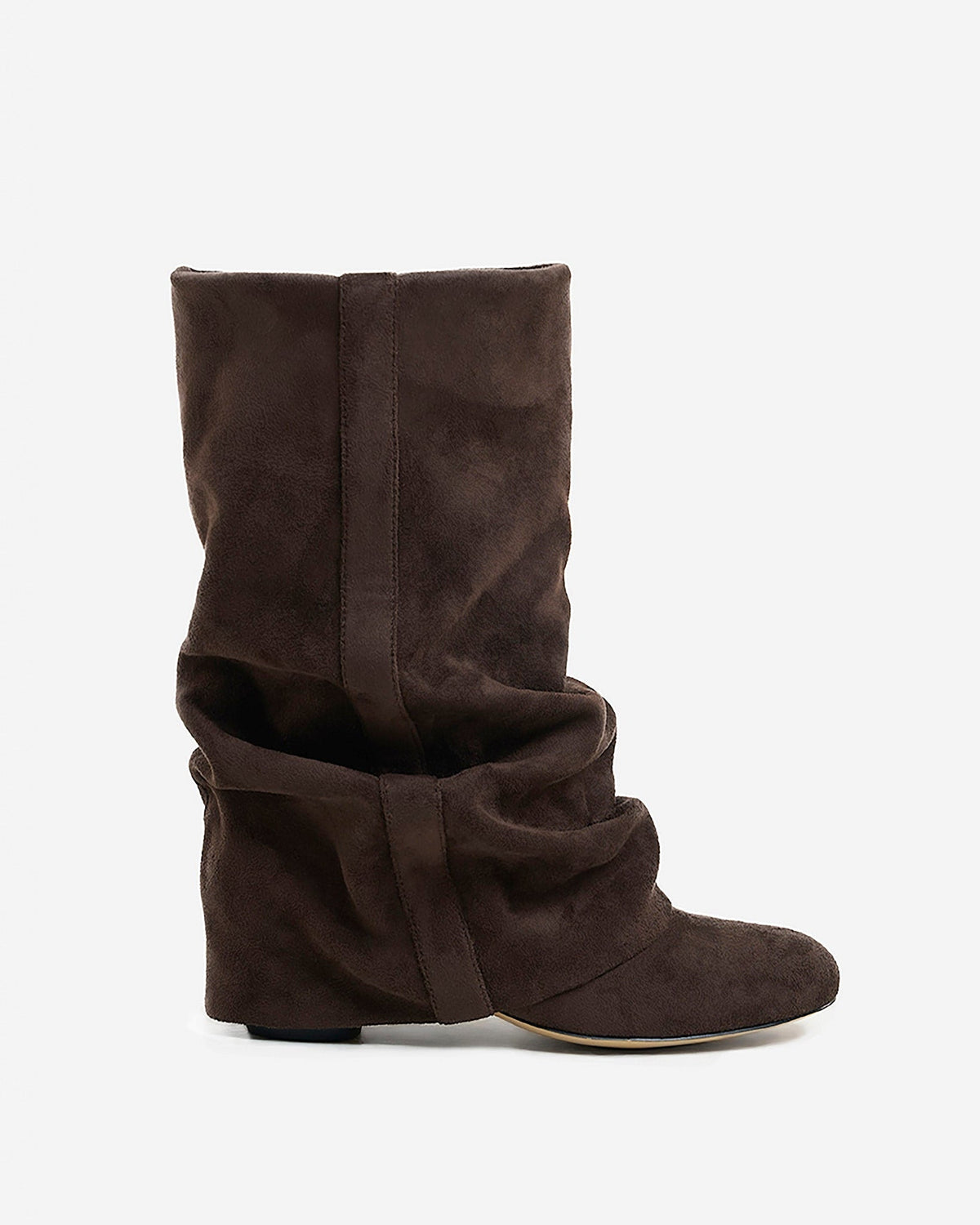 Einzelner dunkelbrauner Stiefel in Veloursoptik in der Seitenansicht vor weißem Hintergrund, mit gerafftem Schaft und runder Spitze. 1