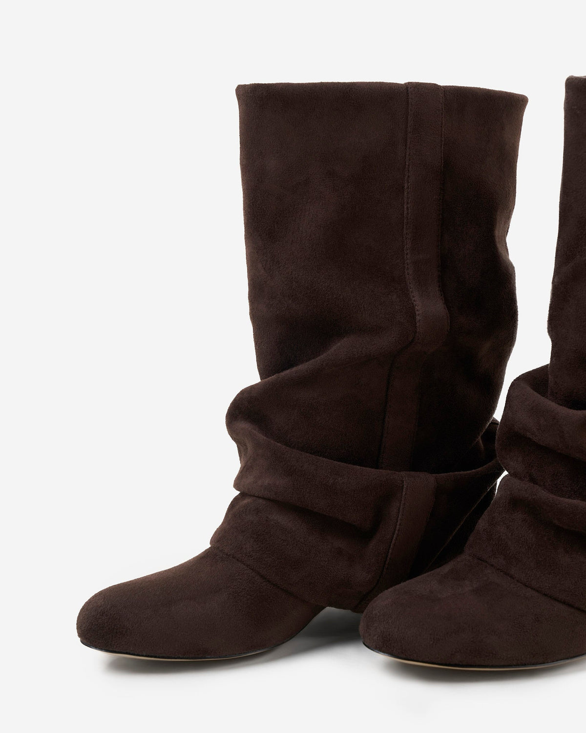 Nahaufnahme eines Paars dunkelbrauner Stiefel von vorn mit runder Spitze, Raffungen am unteren Schaft und sichtbarer Naht. 6