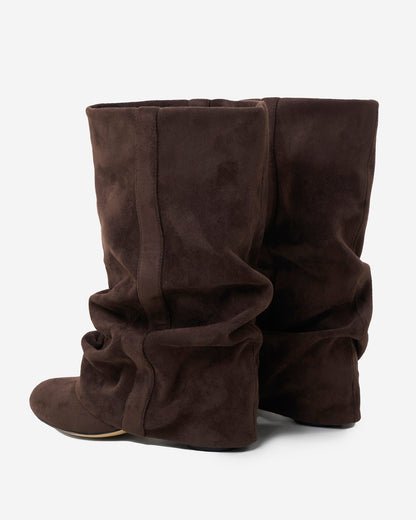 Zwei dunkelbraune Stiefel von hinten und schräg von der Seite, mit gerafftem Schaft und kompaktem Absatz vor hellem Hintergrund. 3