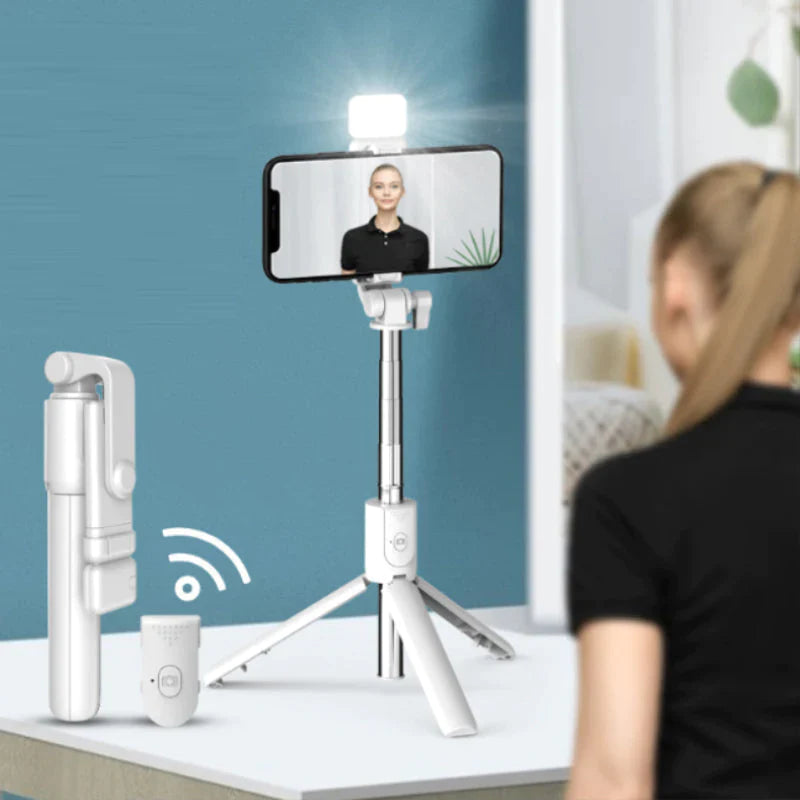 Weißes Selfie-Stativ mit LED-Licht und Smartphone-Halterung für Vlogging und Fotografie.