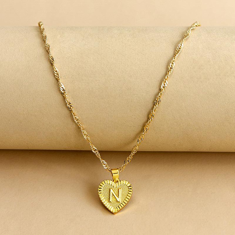 Goldene Herz-Halskette mit Buchstabenanhänger, elegantes Schmuckdesign, Geschenkidee.