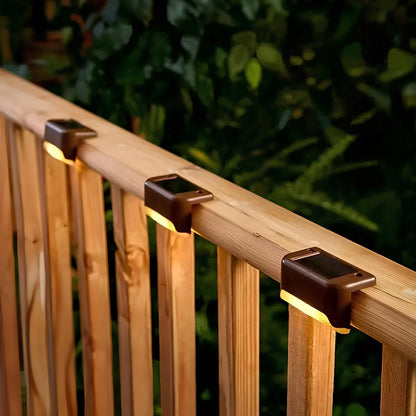 Solarbetriebene LED-Treppenlichter aus Holz, warmweiß, für Außenbereich, umweltfreundlich.