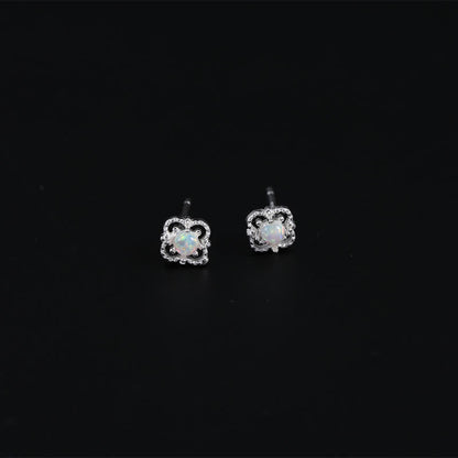 Silberne Opal-Ohrringe, quadratisches Design, eleganter Schmuck, Damenaccessoire.