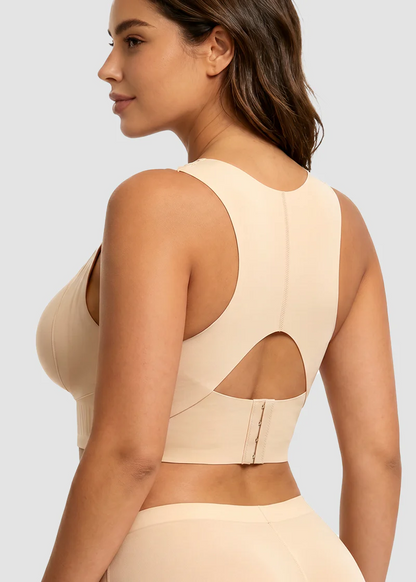 Rückansicht des beigen BHs am Model mit Racerback-Schnitt, Ausschnitt im Rücken und Hakenverschluss am unteren Band. 3