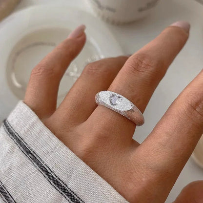 Silberner Damenring mit Mondmotiv, elegantes Design, Schmuck für Frauen, modisch und stilvoll.