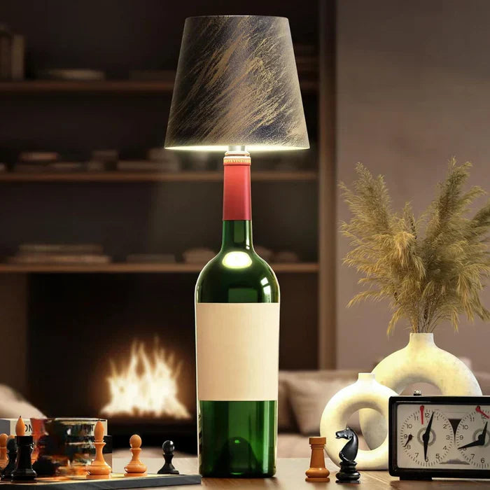 Weinflaschenlampe mit Schachfiguren, Kamin im Hintergrund, moderne Wohnkultur.
