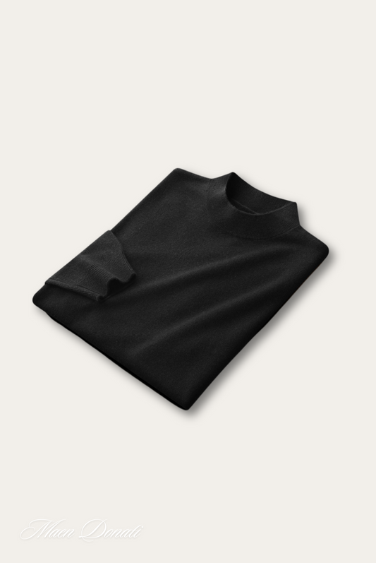Schwarzer Rollkragenpullover aus Kaschmir, gefaltet, elegantes Design, hochwertige Mode.