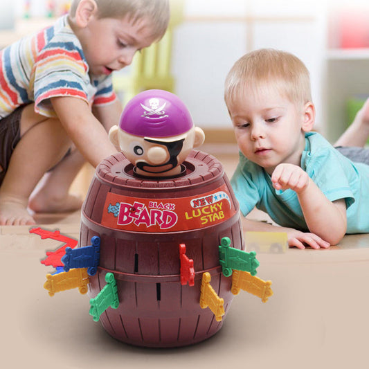 Piraten-Spielzeug, braunes Fass, bunte Schwerter, Kinder spielen, interaktives Spiel, Spaß.