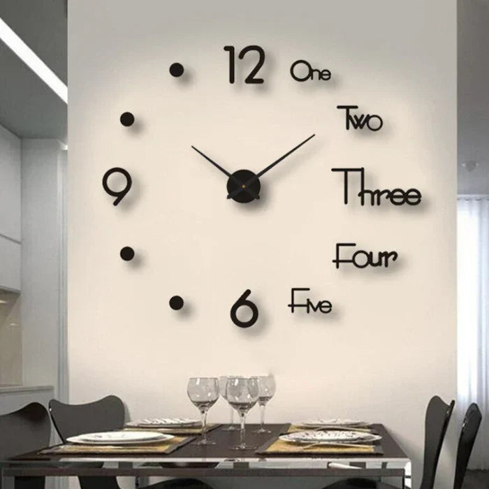 Moderne Wanduhr mit schwarzen Ziffern und Zeigern, dekorativ im Esszimmer, stilvolles Design.