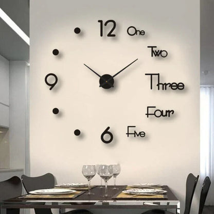 Moderne Wanduhr mit schwarzen Ziffern und Zeigern, dekorativ im Esszimmer, stilvolles Design.