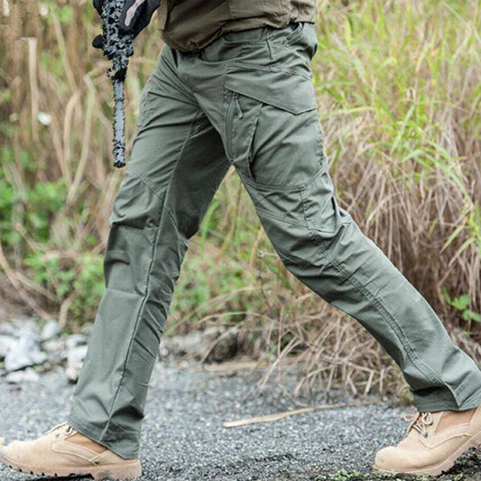 Grüne taktische Outdoor-Hose, robust, wasserabweisend, ideal für Wandern und Abenteuer.
