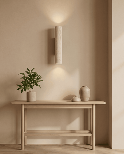 Travertin-Wandlampe über einem Holz-Konsolentisch mit Pflanze und Keramikgefäßen in hellem Interieur 8