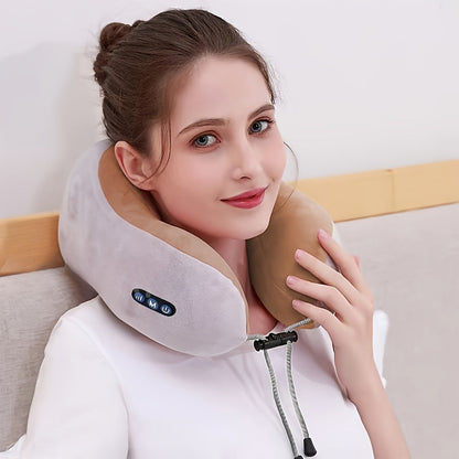 Frau mit grauem Nackenkissen, Memory-Schaum, ergonomisch, für Reisen und Entspannung.