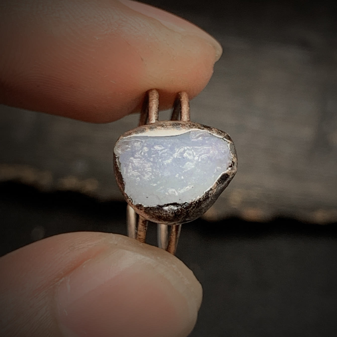 Rohopal-Ring mit weißem Opal, handgefertigt, Kupferfassung, einzigartiger Schmuck, Boho-Stil.