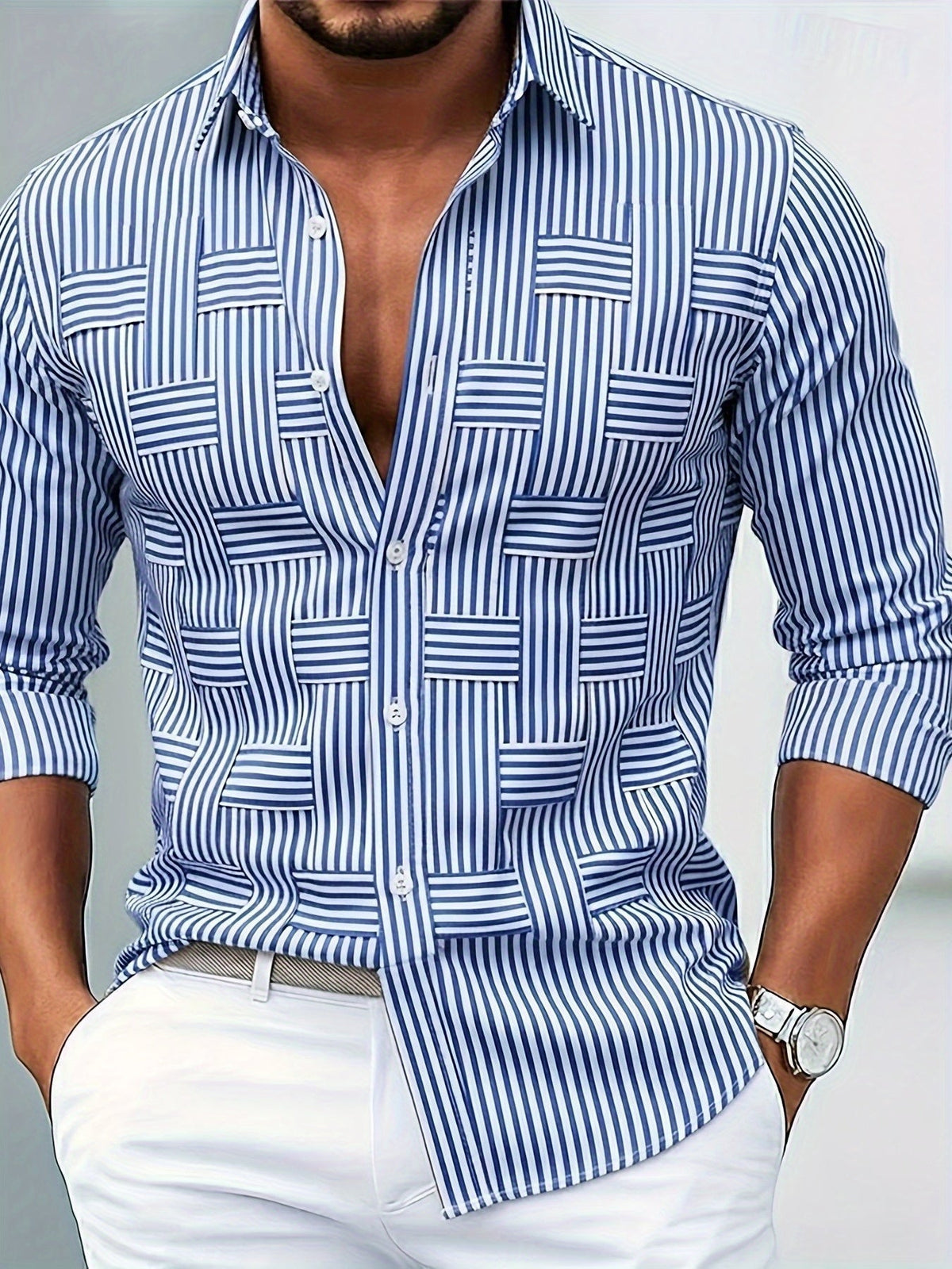 Nahaufnahme eines Models im blau-weiß gestreiften Hemd mit geflochtenem Streifenmuster auf der Brust, offenem Kragen, weißer Hose und Armbanduhr. 1