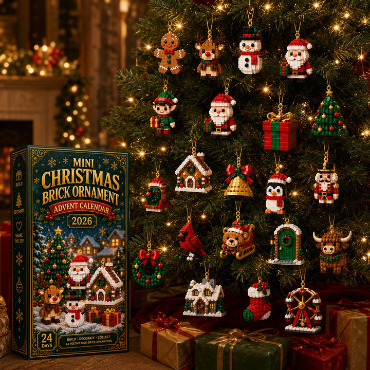 Dekorierter Weihnachtsbaum mit vielen aufgehängten Baustein-Figuren wie Lebkuchenmann, Schneemann, Glocke und Kardinal, davor die Schachtel und Geschenke. 7