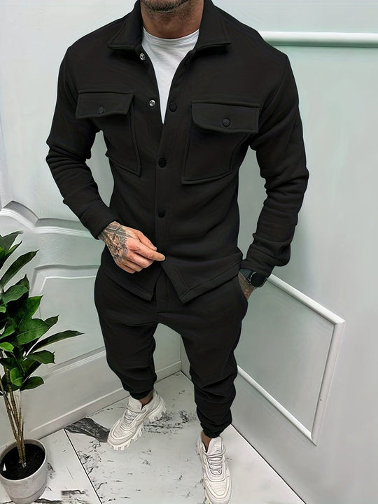 Mann in schwarzem Freizeitanzug mit weißen Sneakers, moderne Herrenmode, Indoor-Aufnahme.