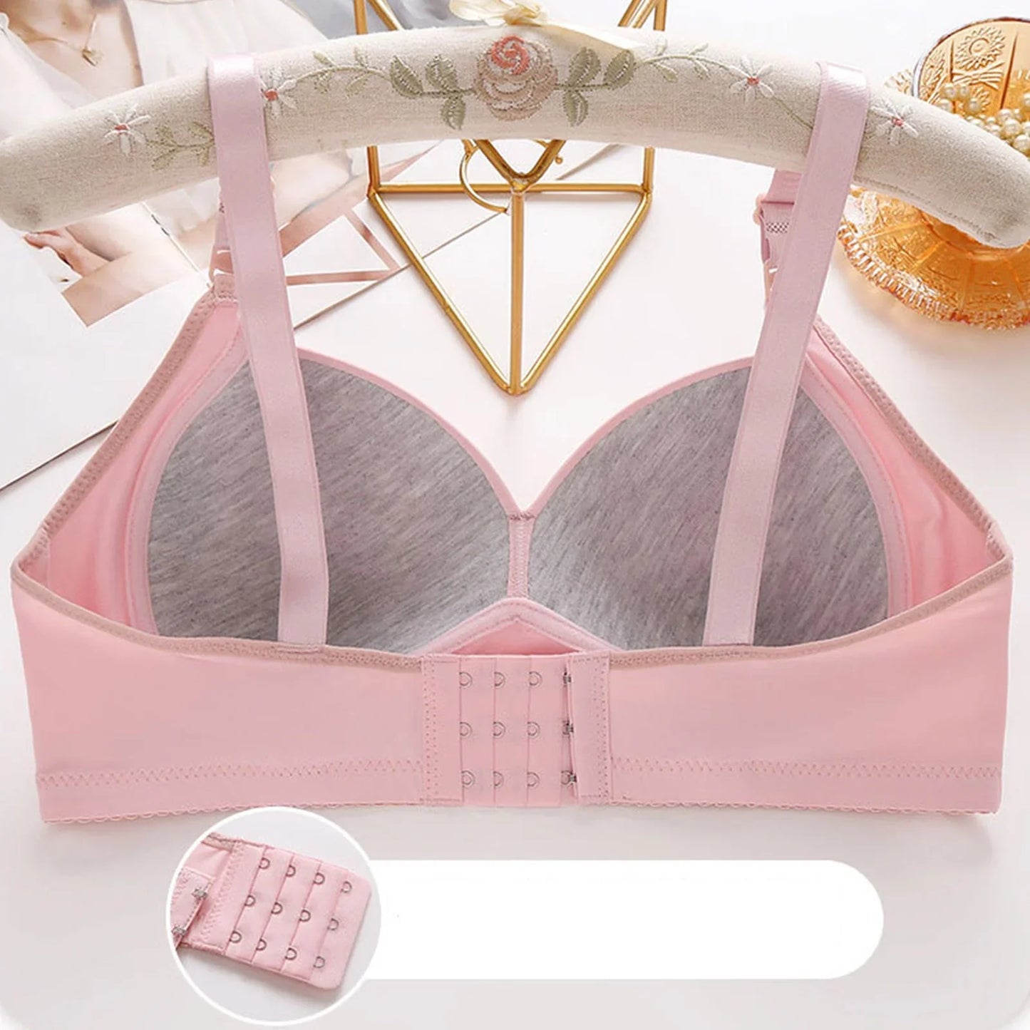 Rosa Damen-BH mit verstellbaren Trägern, Hakenverschluss, weiches Material, bequem.