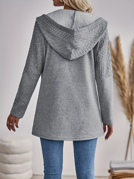 Frau in grauem Kapuzenpullover aus Strickstoff, Rückansicht, lässige Mode, Herbstkleidung.