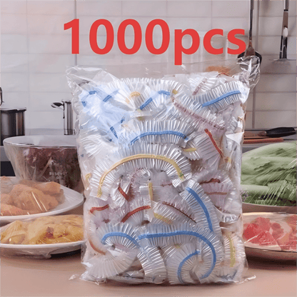 Beutel mit farbigen Abdeckkappen vor einer Küchenzeile, links und rechts abgedeckte Teller mit Fleisch, Nudeln und Salat. 3