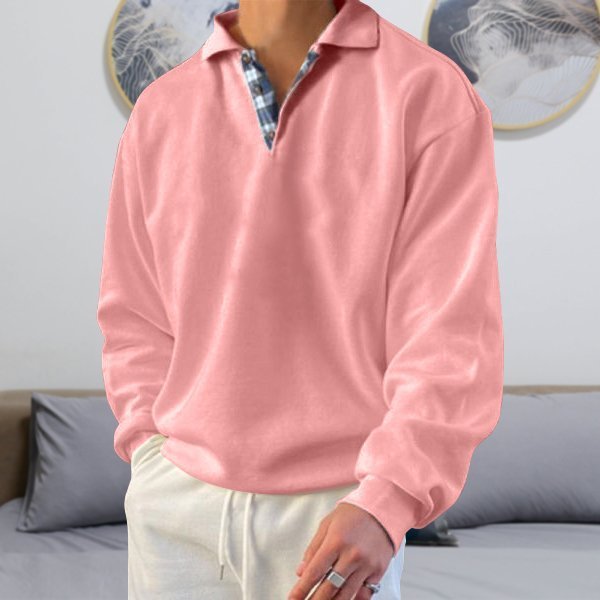 Rosa Herrenpullover, Langarm, Polo-Kragen, Freizeitmode, Baumwolle, Wohnzimmer-Hintergrund.