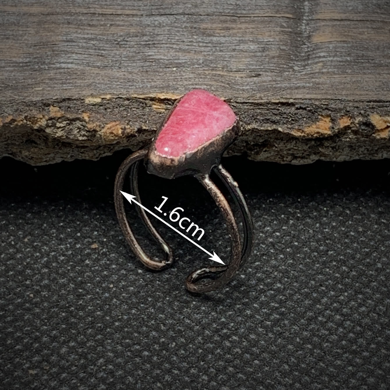 Antiker Silberring mit rosa Stein, handgefertigt, 1,6 cm, rustikales Design, Schmuckaccessoire.