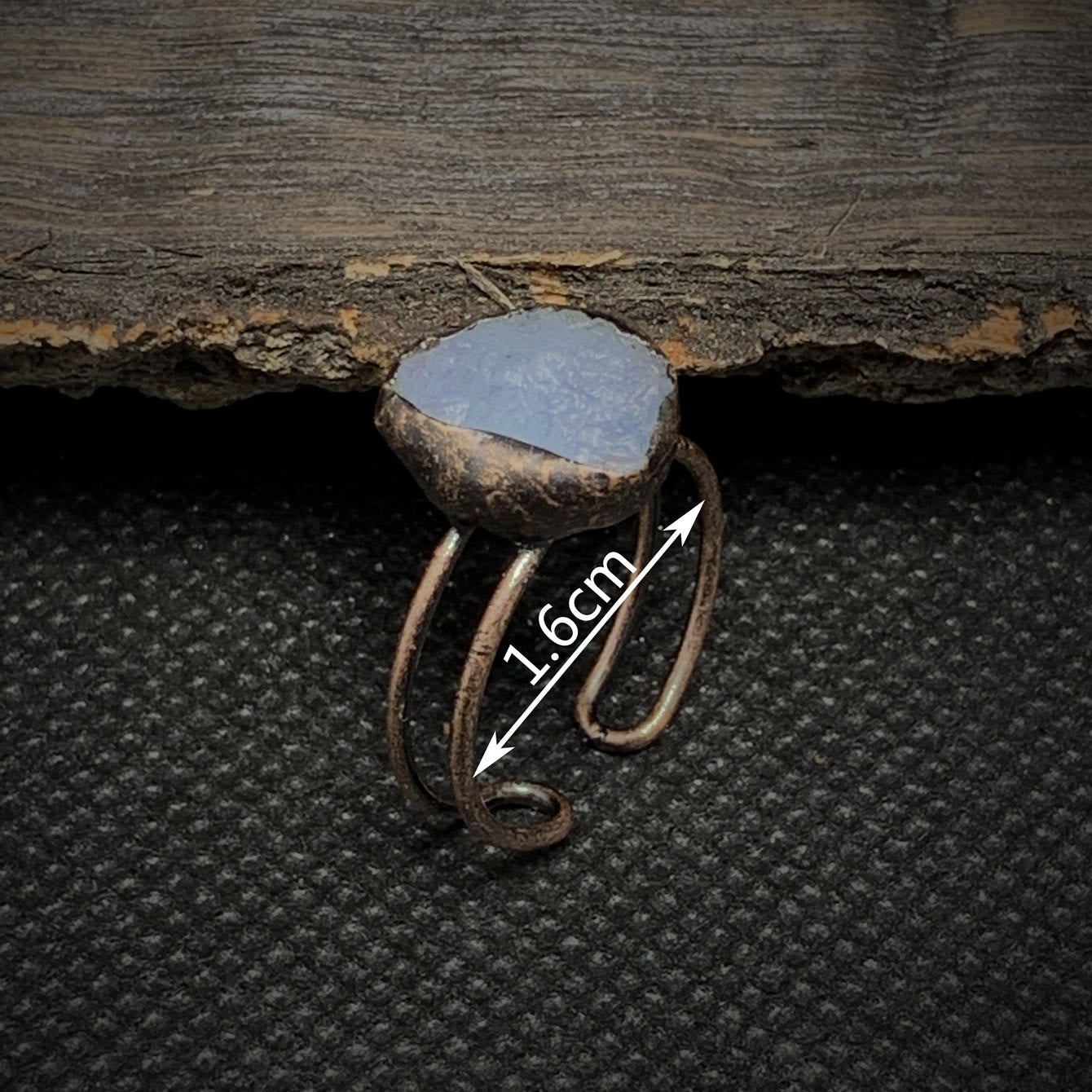 Antiker Kupferring mit blauem Stein, handgefertigt, rustikales Design, 1,6 cm Durchmesser.