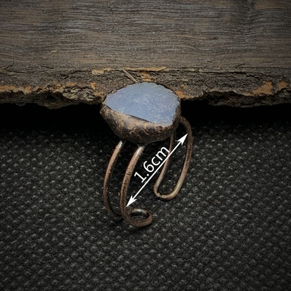 Antiker Kupferring mit blauem Stein, handgefertigt, rustikales Design, 1,6 cm Durchmesser.