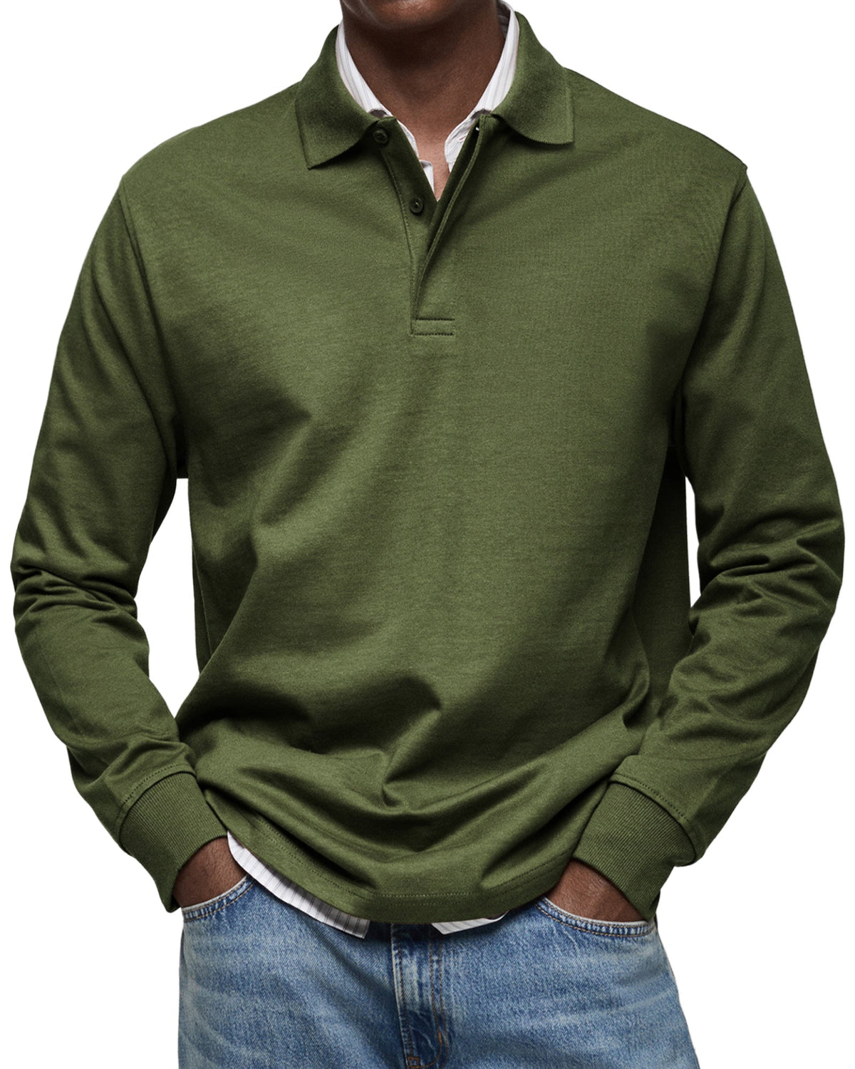 Langarm-Poloshirt in Olivgrün am Model von vorn, mit Polokragen, Rippbündchen und gestreiftem Hemd darunter. 10