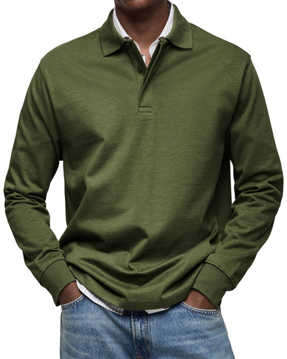 Langarm-Poloshirt in Olivgrün am Model von vorn, mit Polokragen, Rippbündchen und gestreiftem Hemd darunter. 10