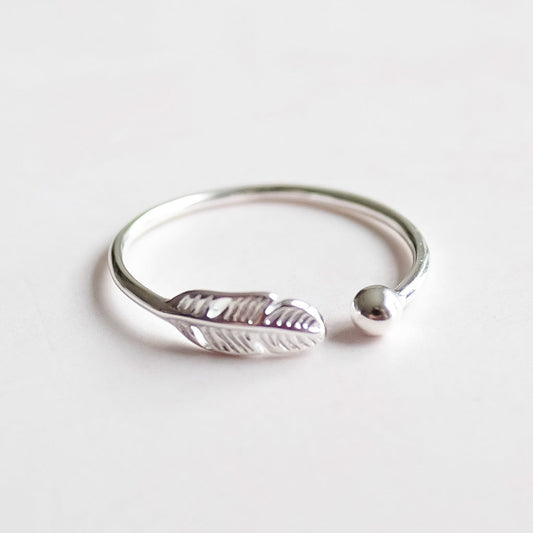 Silberner Ring mit Federdesign, verstellbar, minimalistischer Schmuck, modisch, Geschenkidee.