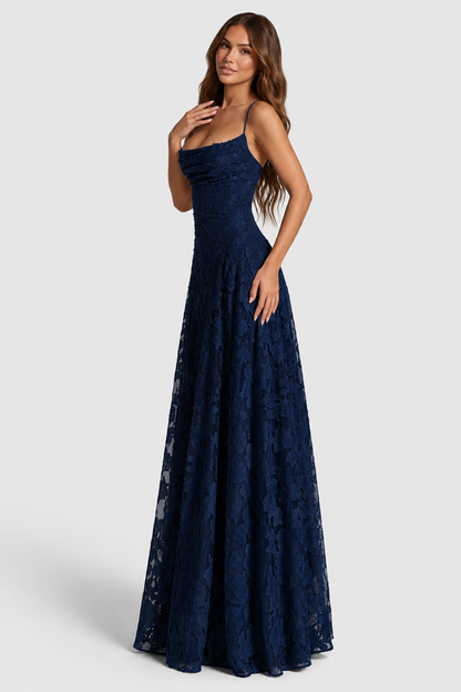 Marineblaues Spitzenkleid in seitlicher Ansicht, Model mit Hand an der Brust; Taillennaht und ausgestellter Rock sichtbar. 13