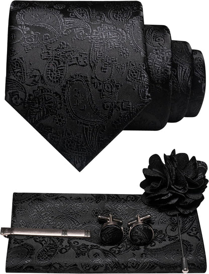 Komplett schwarzes Set mit Krawatte, Einstecktuch, Manschettenknöpfen, Krawattenclip und Blütenbrosche, Paisleymuster nur im Webglanz sichtbar. 37