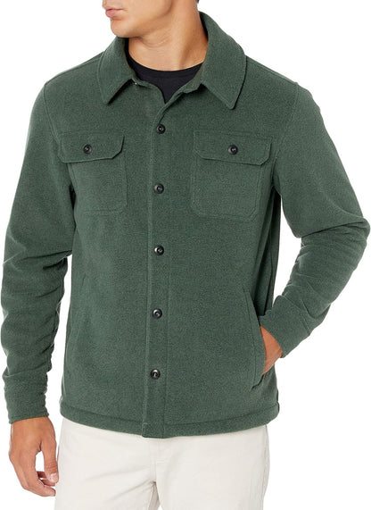 Grüne Herren-Fleecejacke mit Knopfleiste, Brusttaschen, langärmelig, lässiger Stil.