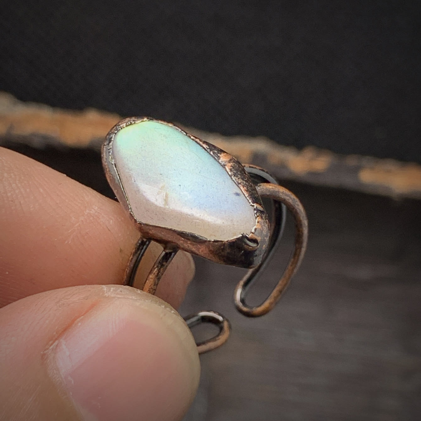 Opalring mit Kupferfassung, handgefertigt, glänzend, einzigartiges Design, Schmuck für Damen.