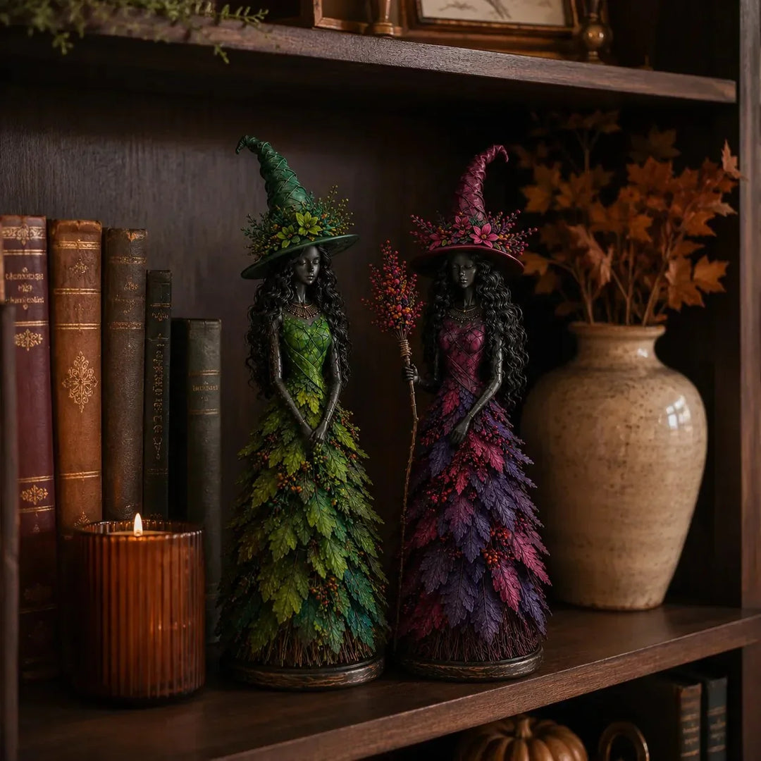Grüne und violette Hexenfigur in einem dunklen Bücherregal, neben Büchern, Windlicht und Vase mit Herbstlaub. 4