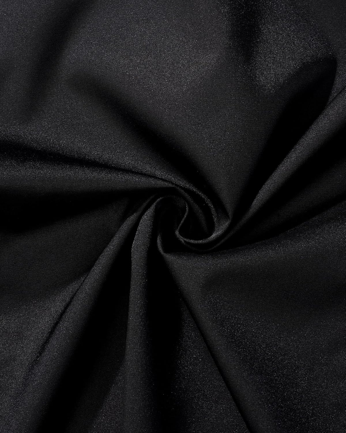 Schwarzer Satin-Stoff, glänzend, luxuriös, für elegante Abendmode und Dekorationen.
