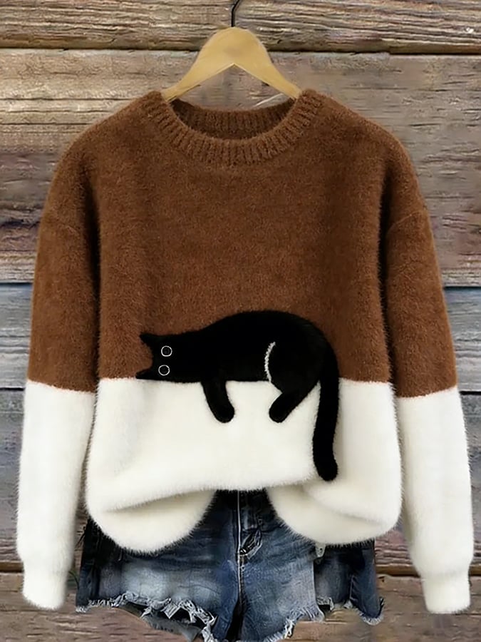 Flauschiger Pullover in Braun und Weiß mit schwarzer Katze, am Holzbügel vor Jeansshorts 9