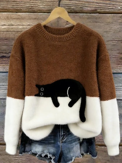 Flauschiger Pullover in Braun und Weiß mit schwarzer Katze, am Holzbügel vor Jeansshorts 9