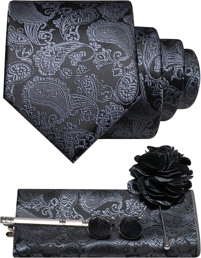 Set in Schwarz mit blaugrauem Paisleymuster, bestehend aus Krawatte, Einstecktuch, Manschettenknöpfen, Krawattenclip und Blütenbrosche. 36