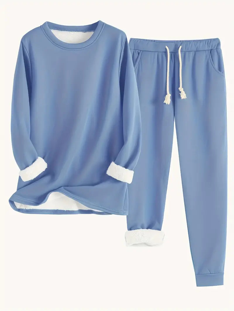 Zweiteiliges Set in Mittelblau: Rundhalspullover und Jogginghose mit weißem Fleece-Futter, Kordelzug und Taschen, flach 1