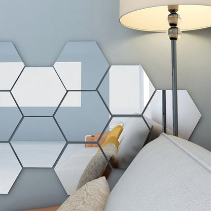 Sechseckige Spiegelelemente an blaugrauer Wand, in denen sich Sofa und Stehlampe spiegeln 6
