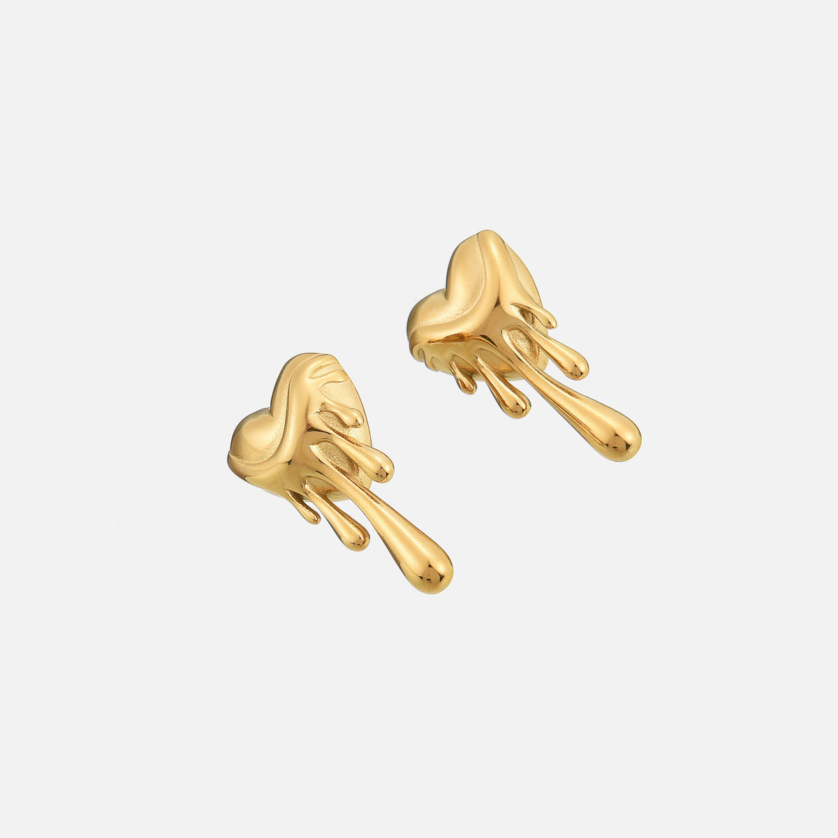 Die goldfarbenen Herz-Ohrstecker mit Tropfen im Schrägblick, der die plastische Form und glänzende Oberfläche zeigt. 2
