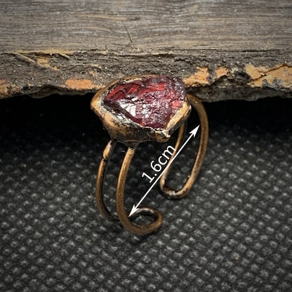Antiker Kupferring mit rotem Edelstein, handgefertigt, 1,6 cm, rustikales Design, Schmuck.