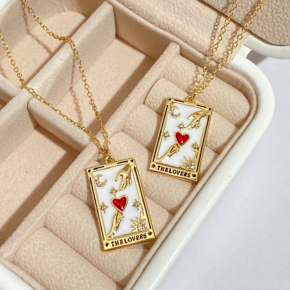 Goldene Tarot-Halskette mit rotem Herz, "The Lovers"-Design, Schmuck in Schmuckschatulle.
