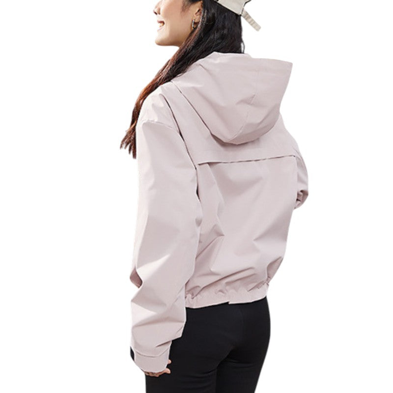 Rückansicht der rosa Jacke mit Kapuze, Quernaht und elastisch gerafftem Saum, Trägerin lächelt nach links 12
