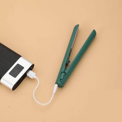 Grüner Haarglätter mit weißem USB-Kabel an einer Powerbank angeschlossen, Aufnahme auf beigem Untergrund beim Aufladen. 11