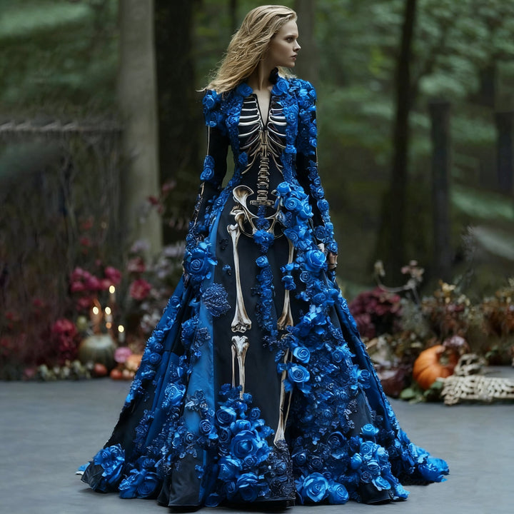 Das schwarze Skelettkleid mit blauen Rosenapplikationen, von einer Frau im Wald getragen, mit langen Ärmeln und ausladendem Rock. 3