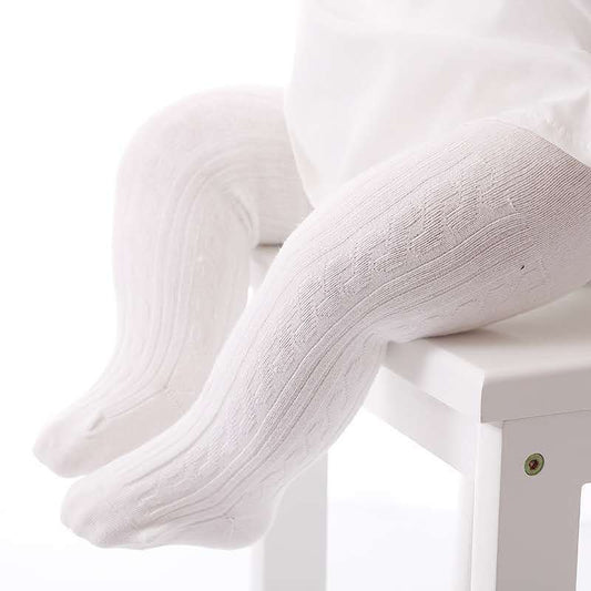 Weiße Babystrumpfhose aus Baumwolle, Zopfmuster, auf weißem Stuhl, bequem und weich.