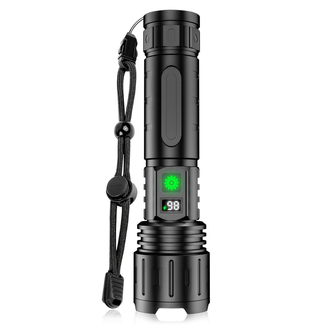 Schwarze Taschenlampe frontal vor weißem Hintergrund, mit Handschlaufe, grüner Leuchtanzeige und digitaler Akkustandsanzeige am Gehäuse. 1